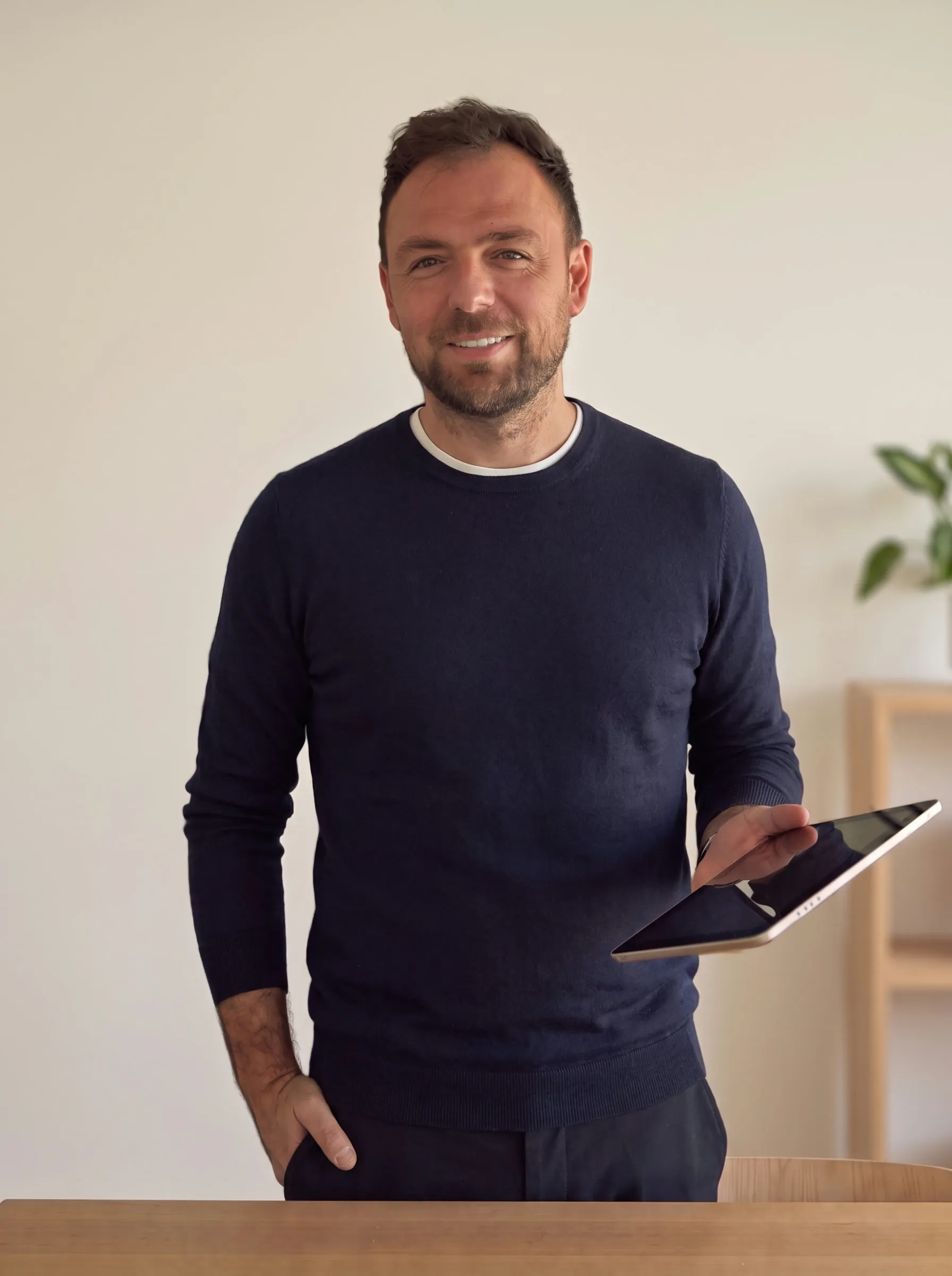 Özkan Öztürk, Gründer von elewen, im Büro